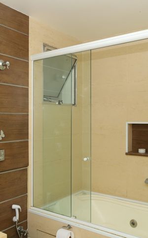 Casa à venda com 240m², 2 quartos e 1 vagaBanheiro 