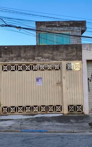 Casa à venda com 180m², 3 quartos e 3 vagas Casa à venda com 180m², 3 quartos e 3 vagasFachada