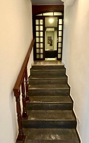 Casa à venda com 327m², 8 quartos e 2 vagas Casa à venda com 327m², 8 quartos e 2 vagasEscada