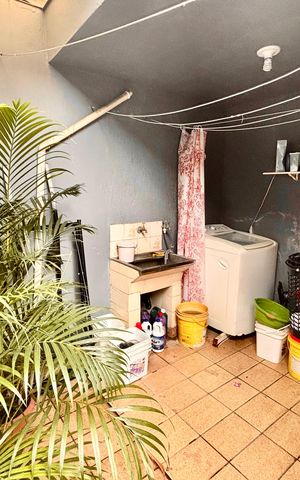 Casa à venda com 327m², 8 quartos e 2 vagas Casa à venda com 327m², 8 quartos e 2 vagasÁrea de Serviço