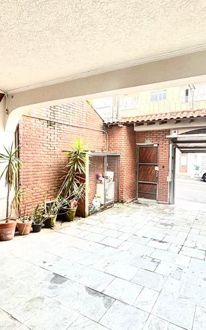 Casa à venda com 327m², 8 quartos e 2 vagas Casa à venda com 327m², 8 quartos e 2 vagasGaragem