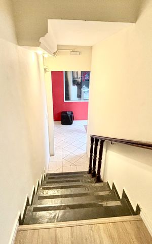 Casa à venda com 327m², 8 quartos e 2 vagas Casa à venda com 327m², 8 quartos e 2 vagasEscada