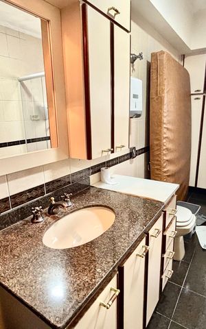 Casa à venda com 327m², 8 quartos e 2 vagas Casa à venda com 327m², 8 quartos e 2 vagasBanheiro 3