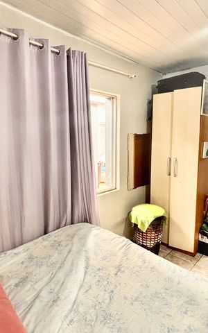 Casa à venda com 327m², 8 quartos e 2 vagas Casa à venda com 327m², 8 quartos e 2 vagasQuarto 4