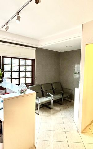 Casa à venda com 327m², 8 quartos e 2 vagas Casa à venda com 327m², 8 quartos e 2 vagasSala