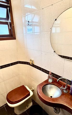 Casa à venda com 327m², 8 quartos e 2 vagas Casa à venda com 327m², 8 quartos e 2 vagasBanheiro 2