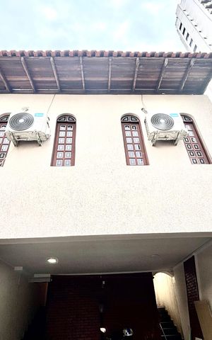 Casa à venda com 327m², 8 quartos e 2 vagas Casa à venda com 327m², 8 quartos e 2 vagasFachada