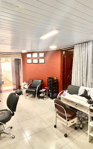 Casa à venda com 327m², 8 quartos e 2 vagas Casa à venda com 327m², 8 quartos e 2 vagasÁrea comum