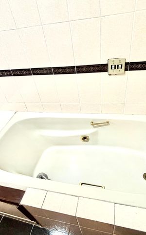 Casa à venda com 327m², 8 quartos e 2 vagas Casa à venda com 327m², 8 quartos e 2 vagasBanheiro 3