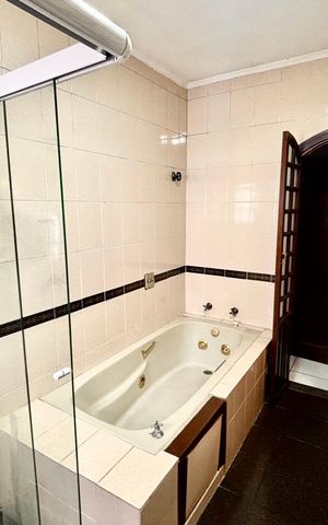 Casa à venda com 327m², 8 quartos e 2 vagas Casa à venda com 327m², 8 quartos e 2 vagasBanheiro 3