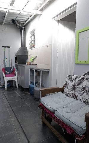 Casa à venda com 90m², 2 quartos e 2 vagas Casa à venda com 90m², 2 quartos e 2 vagasCorredor e Churrasqueira