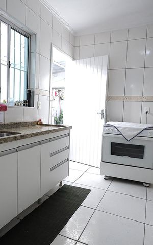 Casa à venda com 90m², 2 quartos e 2 vagas Casa à venda com 90m², 2 quartos e 2 vagasCozinha