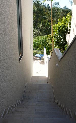 Casa de condomínio para alugar com 370m², 4 quartos e 4 vagasEscada