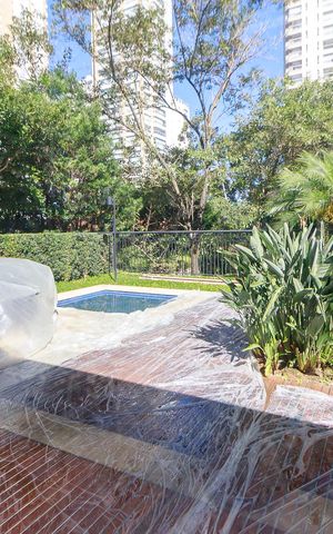 Apartamento à venda com 350m², 4 quartos e 5 vagas Apartamento à venda com 350m², 4 quartos e 5 vagasPiscina