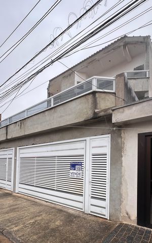 Casa à venda com 415m², 6 quartos e 3 vagas Casa à venda com 415m², 6 quartos e 3 vagasFachada