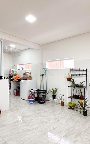 Casa à venda com 415m², 6 quartos e 3 vagas Casa à venda com 415m², 6 quartos e 3 vagasÁrea de Serviço - Casa 2
