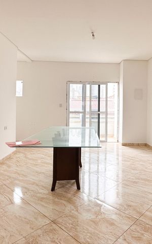 Casa à venda com 415m², 6 quartos e 3 vagas Casa à venda com 415m², 6 quartos e 3 vagasSala - Casa 3