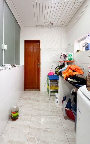 Casa à venda com 415m², 6 quartos e 3 vagas Casa à venda com 415m², 6 quartos e 3 vagasÁrea de Serviço - Casa 2