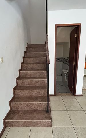 Casa à venda com 121m², 3 quartos e 2 vagasEscada