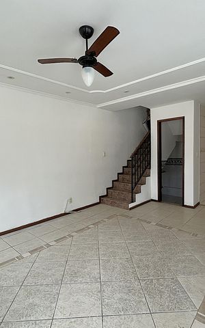 Casa à venda com 121m², 3 quartos e 2 vagasSala