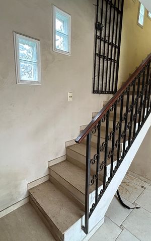 Casa à venda com 121m², 3 quartos e 2 vagasEscada