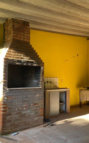 Casa à venda com 500m², 3 quartos e 3 vagas Casa à venda com 500m², 3 quartos e 3 vagasÁrea externa