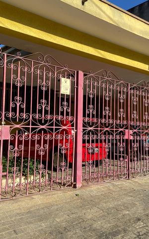 Casa à venda com 500m², 3 quartos e 3 vagas Casa à venda com 500m², 3 quartos e 3 vagasFachada