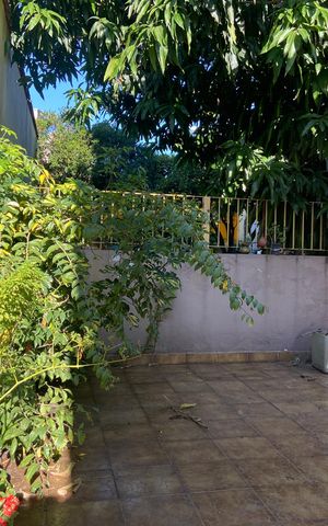 Casa à venda com 500m², 3 quartos e 3 vagas Casa à venda com 500m², 3 quartos e 3 vagasÁrea externa