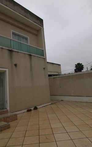 Casa à venda com 230m², 6 quartos e 3 vagasQuintal frente e garagem