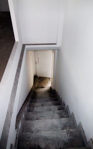 Casa à venda com 230m², 6 quartos e 3 vagasEscada de acesso