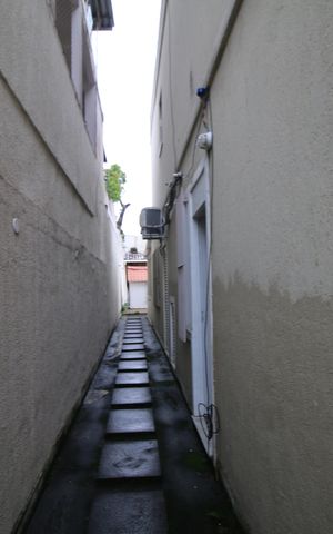 Casa à venda com 230m², 6 quartos e 3 vagasCorredor de acesso anexo