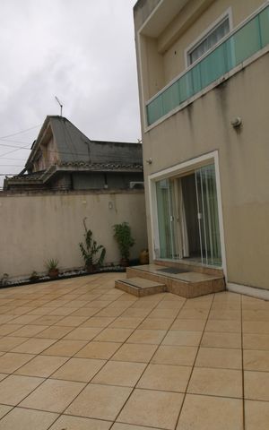 Casa à venda com 230m², 6 quartos e 3 vagasQuintal frente e garagem