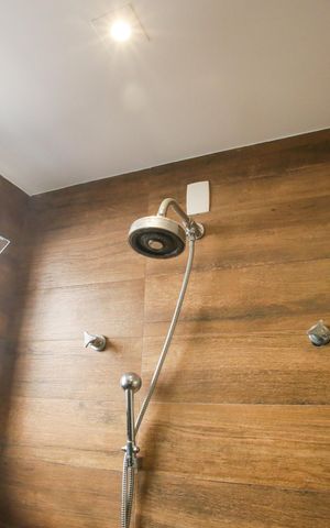 Casa de condomínio à venda com 430m², 3 quartos e 6 vagasBanheiro da Suíte 1