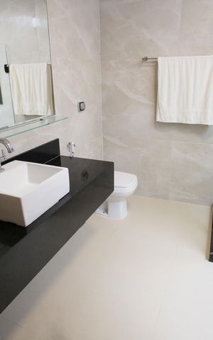 Casa de condomínio à venda com 430m², 3 quartos e 6 vagasBanheiro da Suíte 2