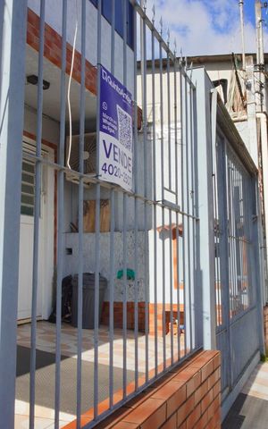 Casa à venda com 130m², 4 quartos e 2 vagas Casa à venda com 130m², 4 quartos e 2 vagasFachada e placa