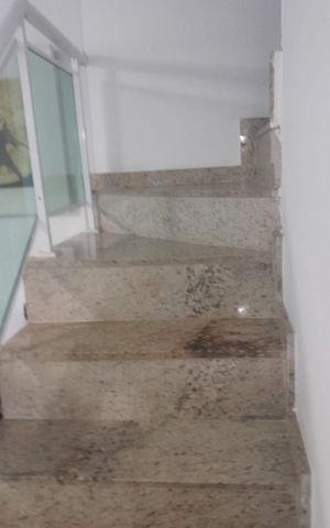 Casa de condomínio à venda com 180m², 3 quartos e 1 vaga Casa de condomínio à venda com 180m², 3 quartos e 1 vagaEscada