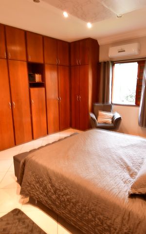 Casa à venda com 342m², 4 quartos e 4 vagasQuarto 4 - Suíte