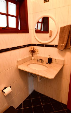 Casa à venda com 342m², 4 quartos e 4 vagasBanheiro Social