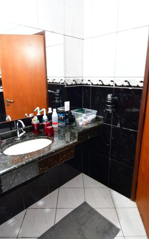 Casa à venda com 342m², 4 quartos e 4 vagasBanheiro Suíte