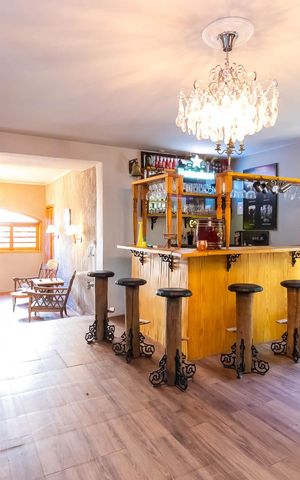 Casa à venda com 330m², 3 quartos e 6 vagas Casa à venda com 330m², 3 quartos e 6 vagasSala de Jogos e Pub