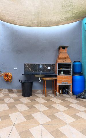 Casa à venda com 100m², 2 quartos e 3 vagas Casa à venda com 100m², 2 quartos e 3 vagasÁrea externa