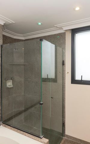 Apartamento para alugar com 245m², 3 quartos e 4 vagas Apartamento para alugar com 245m², 3 quartos e 4 vagasBanheiro da Suíte 1