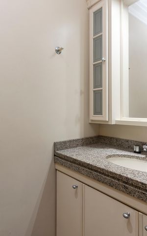 Apartamento para alugar com 245m², 3 quartos e 4 vagas Apartamento para alugar com 245m², 3 quartos e 4 vagasBanheiro da Suíte 2