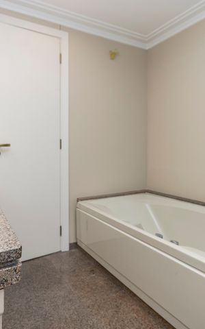 Apartamento para alugar com 245m², 3 quartos e 4 vagas Apartamento para alugar com 245m², 3 quartos e 4 vagasBanheiro da Suíte 1