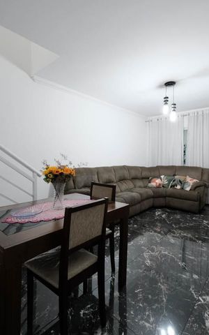 Casa à venda com 100m², 2 quartos e 2 vagasSala