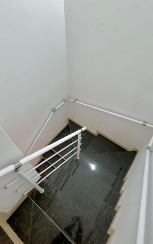 Casa de condomínio à venda com 174m², 3 quartos e 4 vagas Casa de condomínio à venda com 174m², 3 quartos e 4 vagasEscada