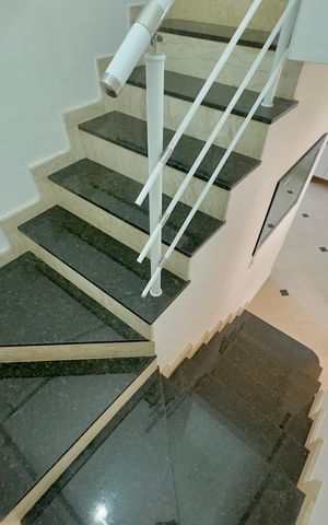 Casa de condomínio à venda com 174m², 3 quartos e 4 vagas Casa de condomínio à venda com 174m², 3 quartos e 4 vagasEscada
