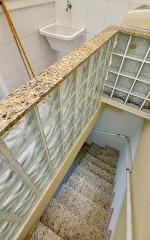 Casa de condomínio à venda com 174m², 3 quartos e 4 vagas Casa de condomínio à venda com 174m², 3 quartos e 4 vagasEscada externa