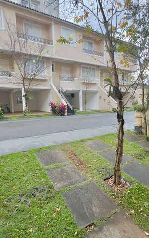 Casa de condomínio à venda com 174m², 3 quartos e 4 vagas Casa de condomínio à venda com 174m², 3 quartos e 4 vagasGaragem