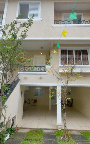 Casa de condomínio à venda com 174m², 3 quartos e 4 vagas Casa de condomínio à venda com 174m², 3 quartos e 4 vagasFachada